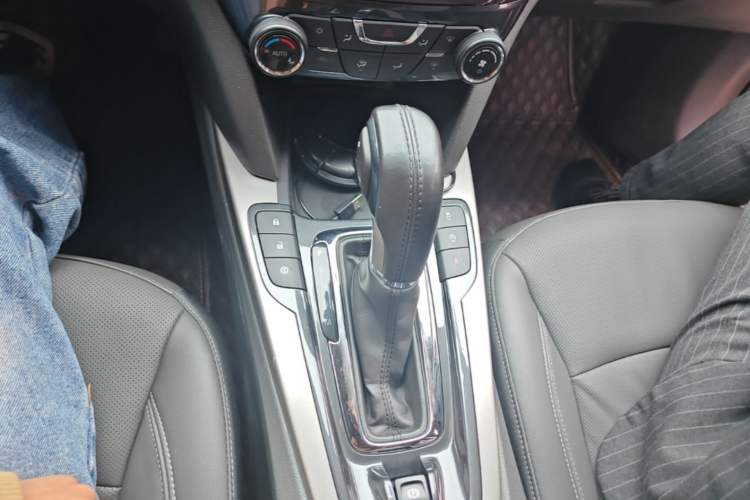 Used Chevrolet Malibu 2018 530T Automatic Fashion Edition Gear Lever