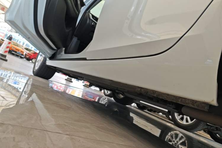 Used Chevrolet Malibu 2018 530T Automatic Luxury Edition Left Side Sill