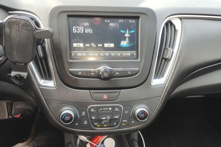 Used Chevrolet Malibu XL 2017 1.5T Automatic Ruichi Edition Audio And AC Panel