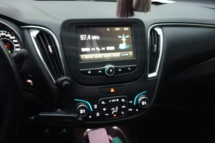 Used Chevrolet Malibu XL 2017 1.5T Automatic Ruichi Edition Audio And AC Panel