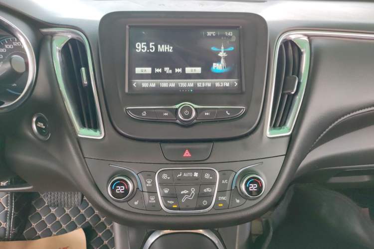 Used Chevrolet Malibu XL 2017 1.5T Automatic Ruichi Edition Audio And AC Panel