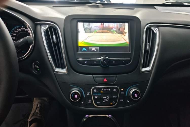 Used Chevrolet Malibu XL 2017 1.5T Automatic Ruichi Edition Audio And AC Panel