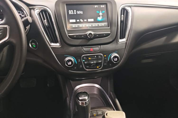 Used Chevrolet Malibu XL 2017 1.5T Automatic Ruichi Edition Audio And AC Panel