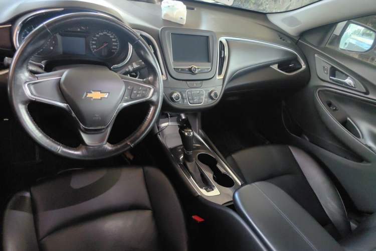 Used Chevrolet Malibu XL 2017 1.5T Automatic Ruichi Edition Center Console
