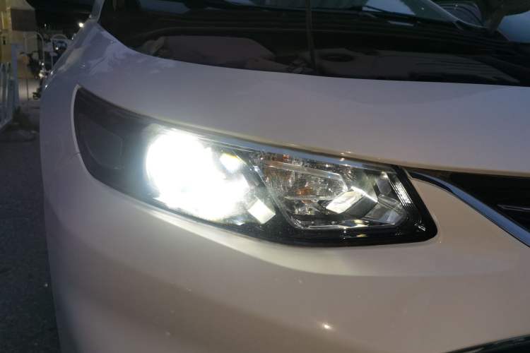 Used Chevrolet Malibu XL 2017 1.5T Automatic Ruichi Edition Right Front Headlight
