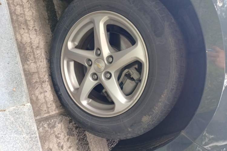 Used Chevrolet Malibu XL 2018 530T Automatic Luxury Edition Right Front Wheel Hub