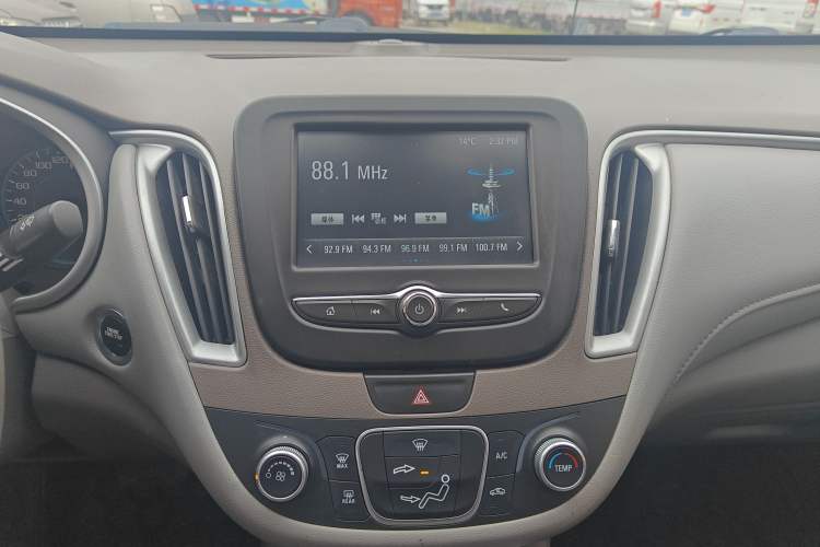 Used Chevrolet Malibu XL 2018 530T Automatic Luxury Edition Audio And AC Panel