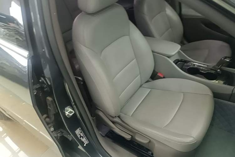 Used Chevrolet Malibu XL 2018 530T Automatic Luxury Edition Right Front Seat