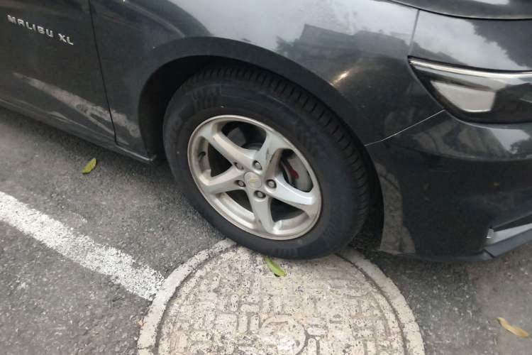 Used Chevrolet Malibu XL 2018 530T Automatic Luxury Edition Right Front Wheel Hub
