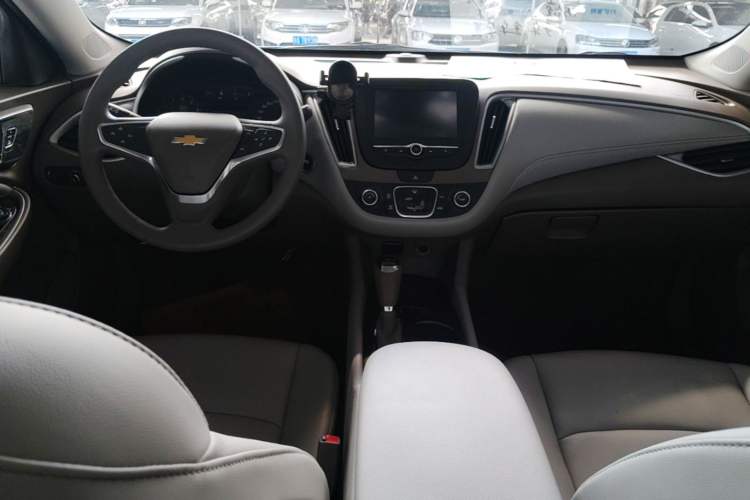 Used Chevrolet Malibu XL 2018 530T Automatic Luxury Edition Center Console