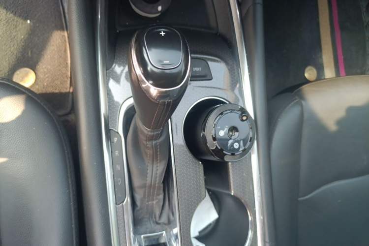 Used Chevrolet Malibu XL 2018 530T Automatic RuiChi Edition Gear Lever