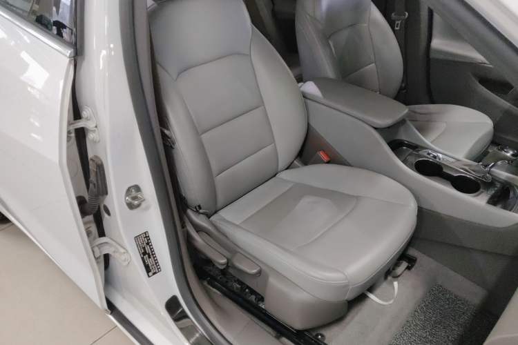 Used Chevrolet Malibu XL 2018 530T Automatic Luxury Edition Right Front Seat