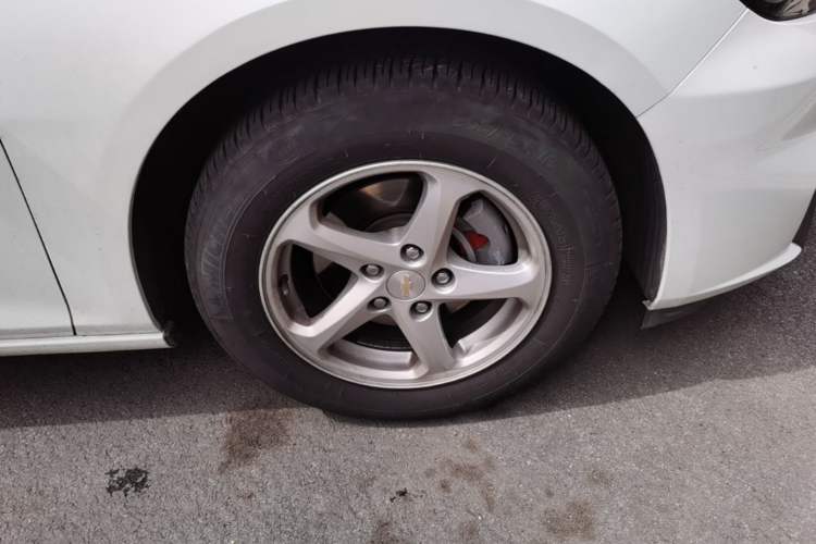 Used Chevrolet Malibu XL 2018 530T Automatic Luxury Edition Right Front Wheel Hub