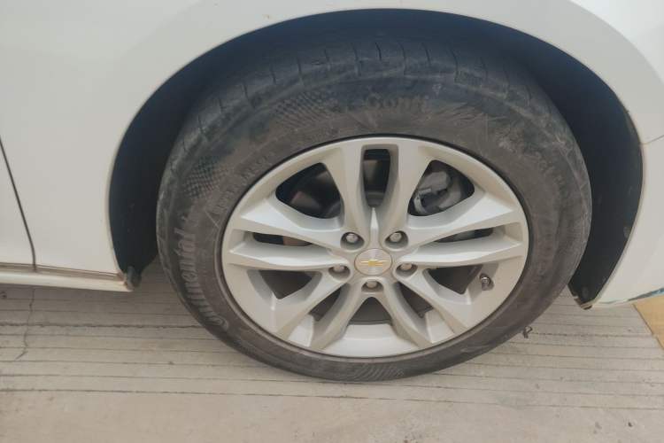 Used Chevrolet Malibu XL 2018 530T Automatic Luxury Edition Right Front Wheel Hub