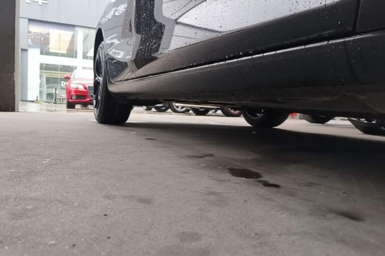 Used Chevrolet Malibu XL 2019 Redline 550T Automatic Sport Edition Right Side Sill
