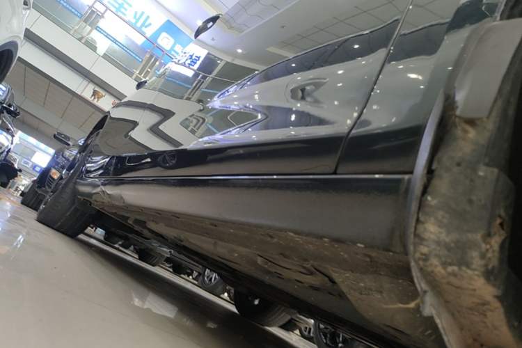 Used Chevrolet Malibu XL 2019 Redline 550T Automatic Sport Edition Right Side Sill