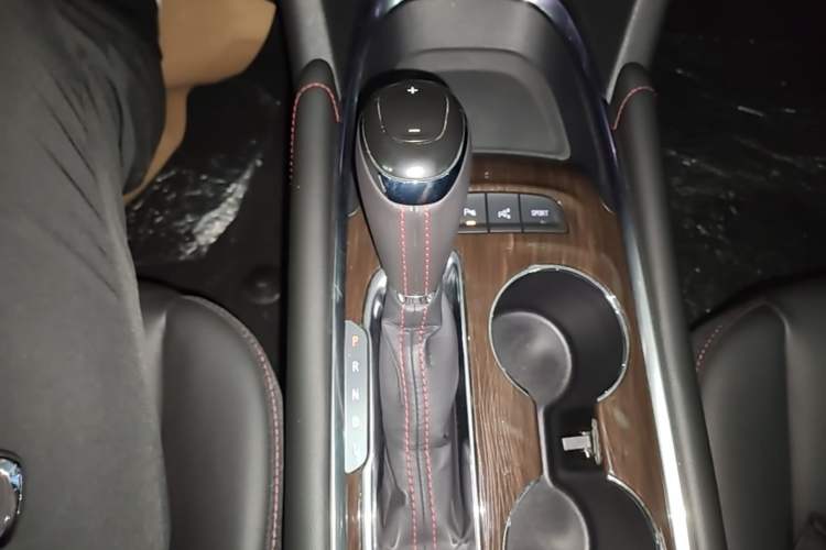 Used Chevrolet Malibu XL 2019 Redline 550T Automatic Smart Edition Gear Lever
