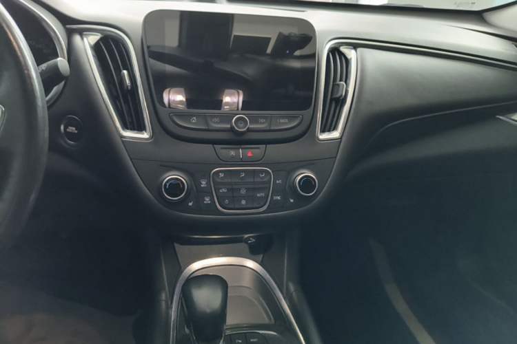 Used Chevrolet Malibu XL 2021 535T Automatic Sport Edition Audio And AC Panel