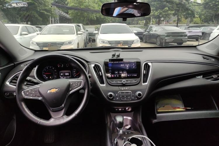 Used Chevrolet Malibu XL 2022 535T Automatic Sport Edition Center Console