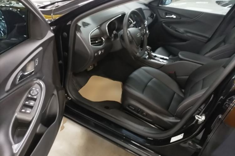 Used Chevrolet Malibu XL 2022 Redline 550T Automatic Sport Edition Driver Seat