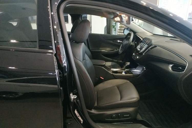 Used Chevrolet Malibu XL 2022 Redline 550T Automatic Smart Edition Interior 10