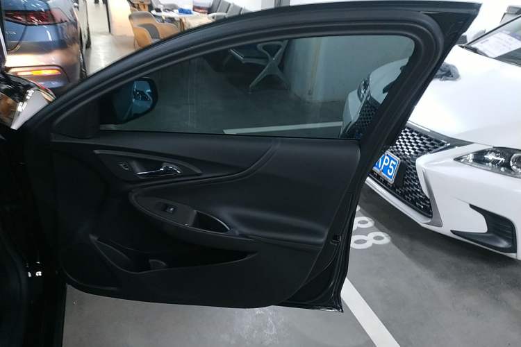 Used Chevrolet Malibu XL 2022 535T Automatic Sport Edition Right Front Door Interior