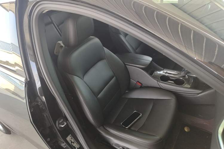 Used Chevrolet Malibu XL 2022 535T Automatic Sport Edition Right Front Seat