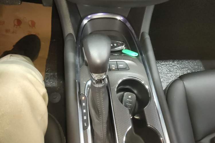 Used Chevrolet Malibu XL 2022 535T Automatic Sport Edition Gear Lever