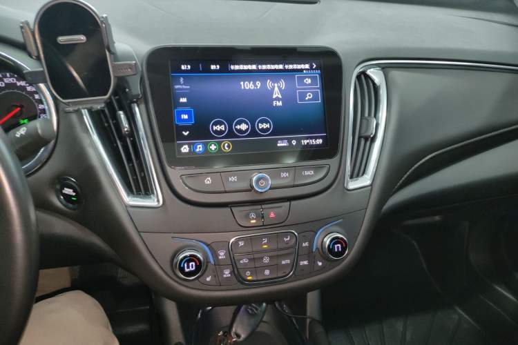 Used Chevrolet Malibu XL 2022 535T Automatic Sport Edition Audio And AC Panel
