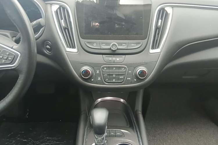 Used Chevrolet Malibu XL 2022 535T Automatic Sport Edition Audio And AC Panel