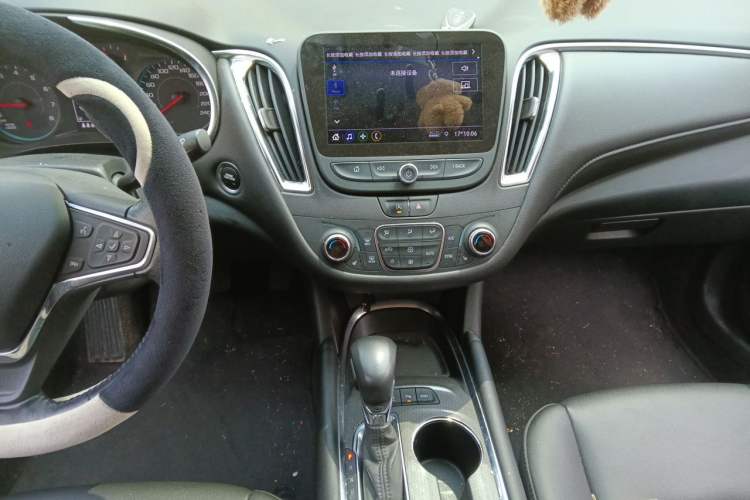 Used Chevrolet Malibu XL 2022 535T Automatic Sport Edition Audio And AC Panel