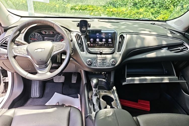 Used Chevrolet Malibu XL 2022 535T Automatic Sport Edition Center Console