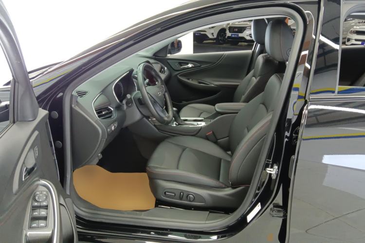 Used Chevrolet Malibu XL 2023 Redline 2.0T Sporty Edition Left Front Seat