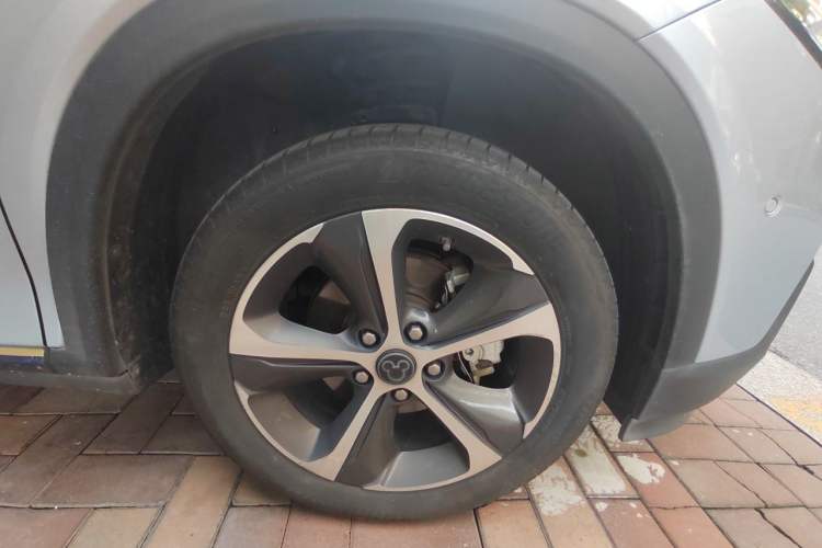 Used Chevrolet Menlo 2021 Mickey Magic Space Edition Right Front Wheel Hub