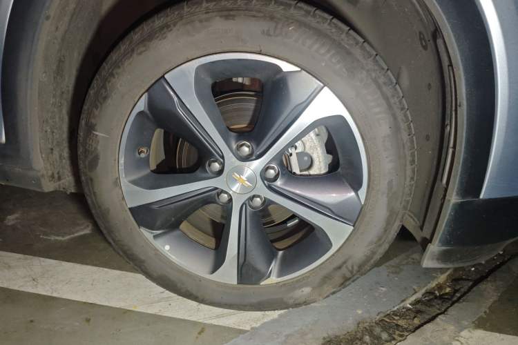 Used Chevrolet Menlo 2022 Starry Edition Right Front Wheel Hub