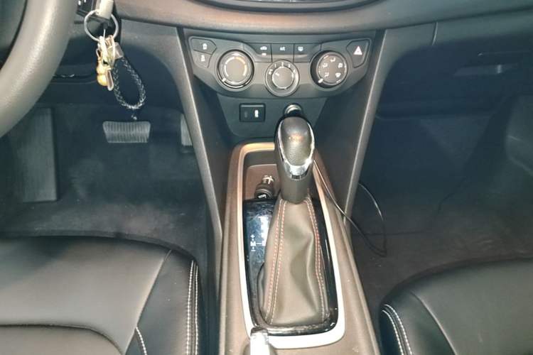 Used Chevrolet Monza 2019 Redline 320T Dual-Clutch Joyful Edition China VI Standard Gear Lever