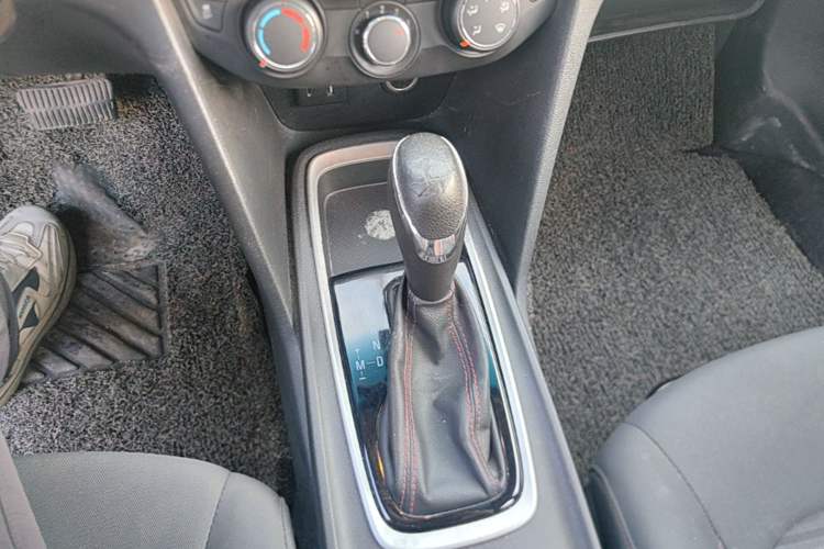 Used Chevrolet Monza 2019 Redline 320T Dual-Clutch Joyful Edition China VI Standard Gear Lever
