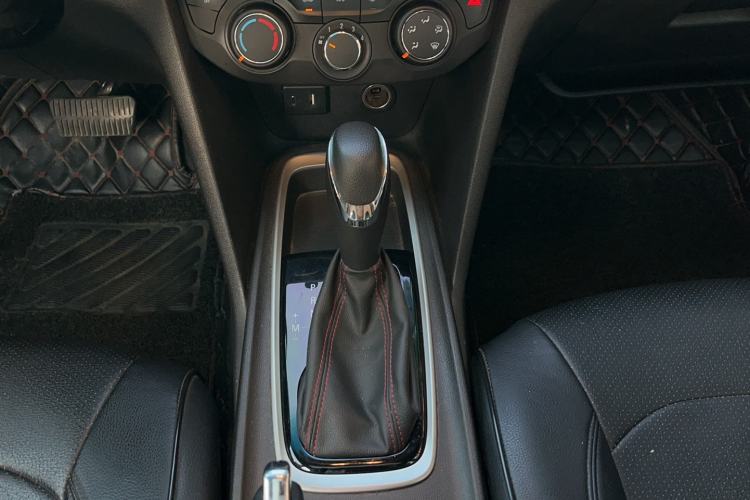 Used Chevrolet Monza 2019 Redline 320T Dual-Clutch Joyful Edition China VI Standard Gear Lever