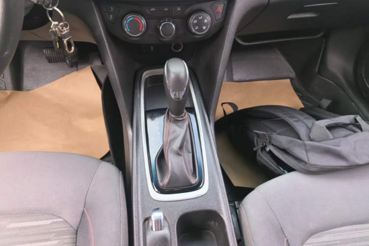 Used Chevrolet Monza 2019 Redline 320T Dual-Clutch Joyful Edition China VI Standard Gear Lever