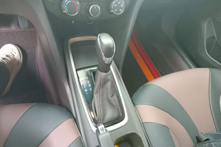Used Chevrolet Monza 2019 Redline 320T Dual-Clutch Joyful Edition China VI Standard Gear Lever