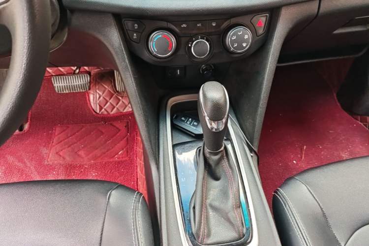 Used Chevrolet Monza 2019 Redline 320T Dual-Clutch Joyful Edition China VI Standard Gear Lever