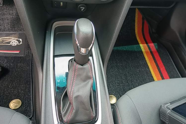 Used Chevrolet Monza 2019 Redline 320T Dual-Clutch Joyful Edition China VI Standard Gear Lever