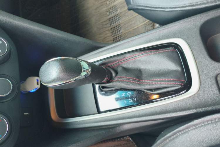 Used Chevrolet Monza 2019 Redline 320T Dual-Clutch Joyful Edition China VI Standard Gear Lever