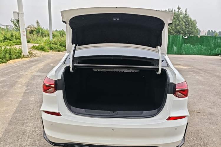 Used Chevrolet Monza 2019 RS 330T Automatic Comfort Edition China VI Standard Trunk