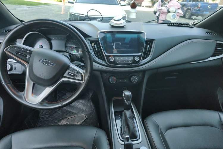 Used Chevrolet Monza 2020 Light Hybrid RS 330T Automatic Comfort Edition Center Console