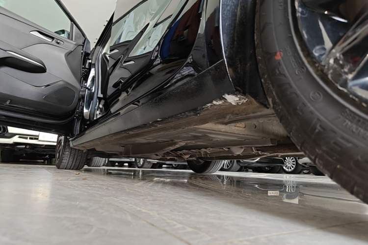 Used Chevrolet Monza 2020 Light Hybrid Redline 320T Dual-Clutch Thrilling Edition Left Side Sill