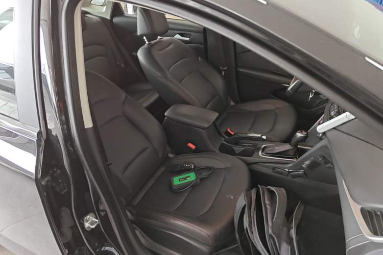 Used Chevrolet Monza 2020 Light Hybrid Redline 320T Dual-Clutch Thrilling Edition Right Front Seat