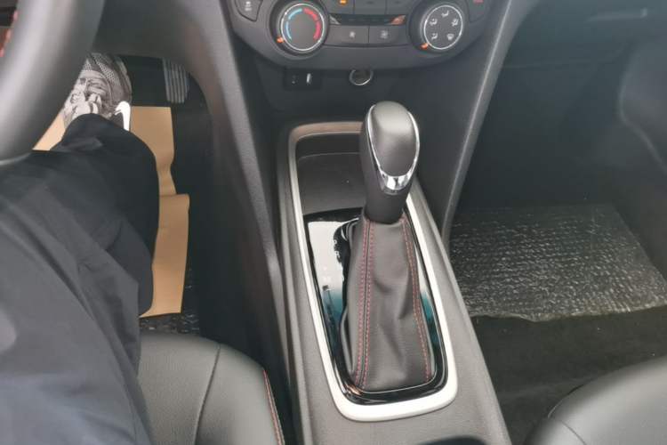 Used Chevrolet Monza 2020 Light Hybrid RS 330T Automatic Comfort Edition Gear Lever