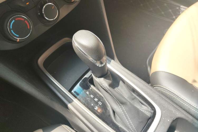 Used Chevrolet Monza 2020 320 Automatic Enjoyment Edition Gear Lever