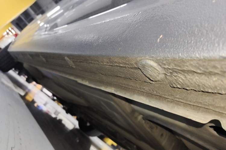 Used Chevrolet Monza 2020 Light Hybrid Redline 320T Dual-Clutch Thrilling Edition Left Side Sill